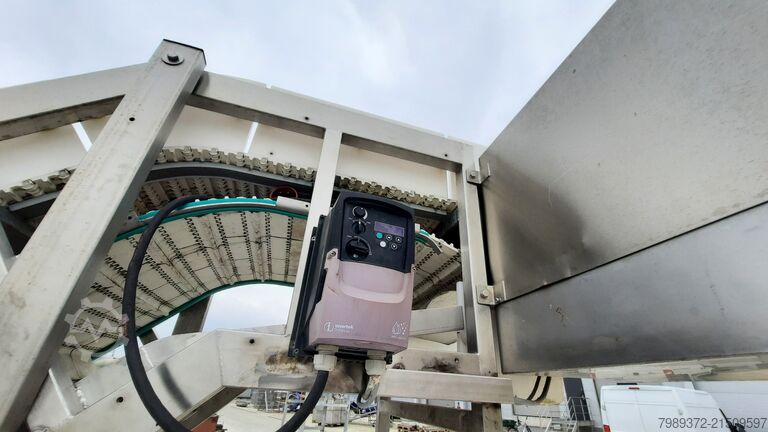 Inclined plate belt conveyor with cleats  