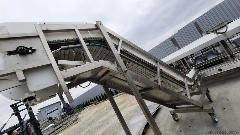 Inclined plate belt conveyor with cleats  