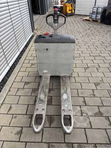Electric Pallet Trucks Still EXU16