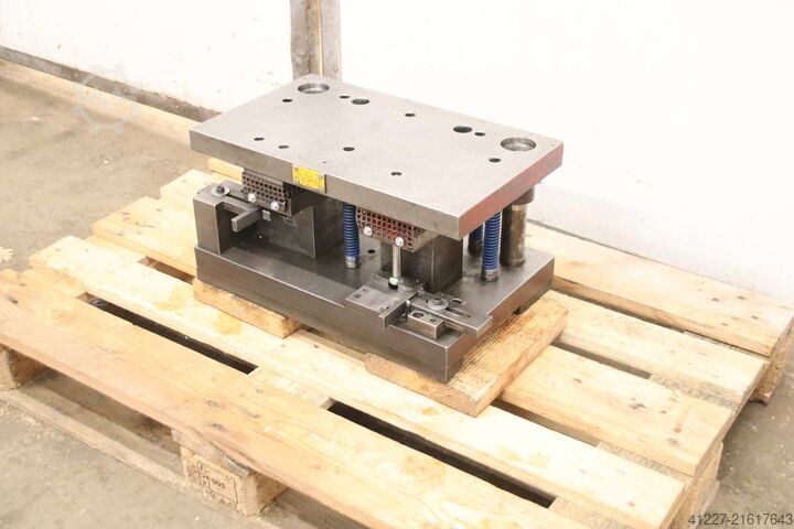 2 Säulen Stanzwerkzeug unbekannt 535/350/H267 mm  Hub 12 mm