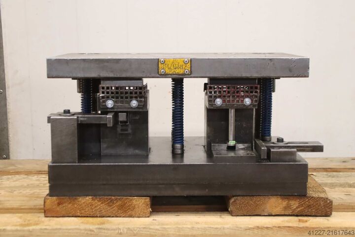 2 Säulen Stanzwerkzeug unbekannt 535/350/H267 mm  Hub 12 mm