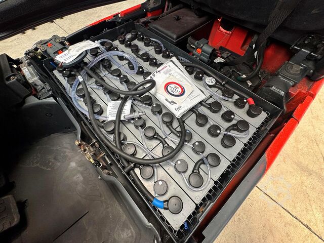 Battery valid until 05/2026, service and safety inspection (UVV) due 06/2027. Linde E16-02