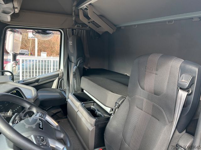 Standard tractor unit DAF XF 530 SZM 4x2