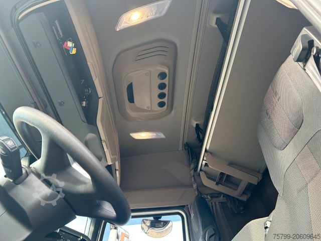 Standard tractor unit DAF XF 530 SZM 4x2