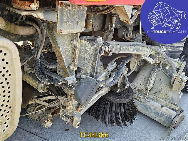 Road sweeper Mercedes-Benz Axor 1828