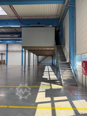 Büro-Mezzanine Meisterbüro auf Lagerbühne 