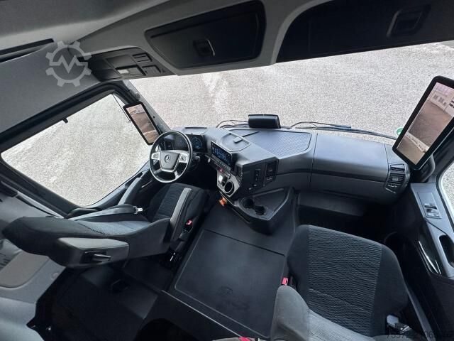 LKW mit Kofferaufbau  eActros 400 L