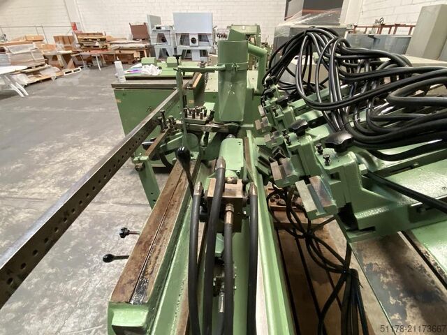 OMA 120/A automatische Holzdrehmaschine mit Lademagazin, maximale Werkstücklänge 1200 mm. OMA OMA 120/A