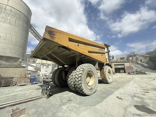 Dump truck Caterpillar 775B