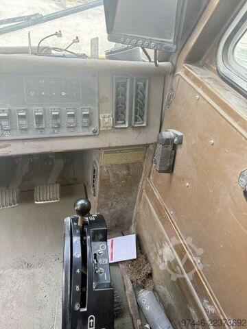 Dump truck Caterpillar 775B