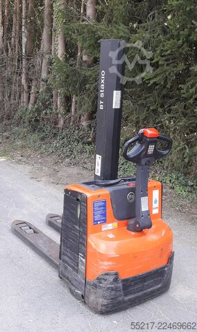 Manual stacker TOYOTA BT SWE