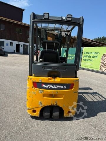 Manual pallet jack Jungheinrich Typ EFG 216k mit Ladegerät EFG 216k