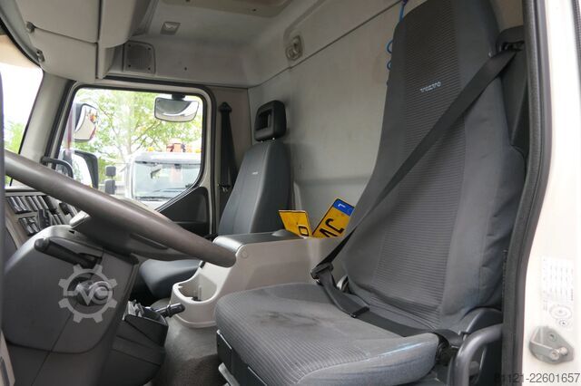 Refrigerated/frozen transport Volvo FL 240 | Carrier SUPRA 950Mt / Bi-temp | 3 Comp...