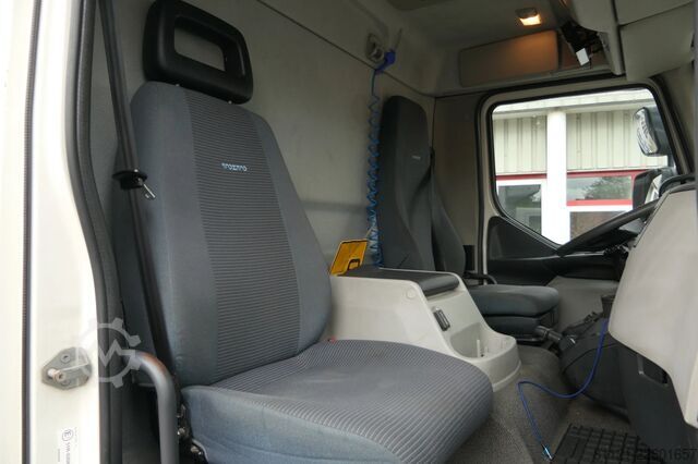 Refrigerated/frozen transport Volvo FL 240 | Carrier SUPRA 950Mt / Bi-temp | 3 Comp...