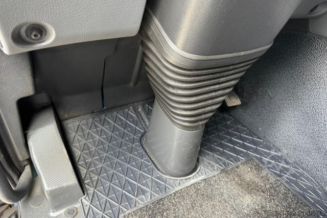 Box truck MERCEDES-BENZ Actros 1832 4x2 Isotherm