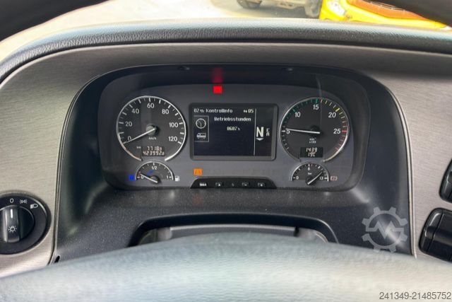 Box truck MERCEDES-BENZ Actros 1832 4x2 Isotherm