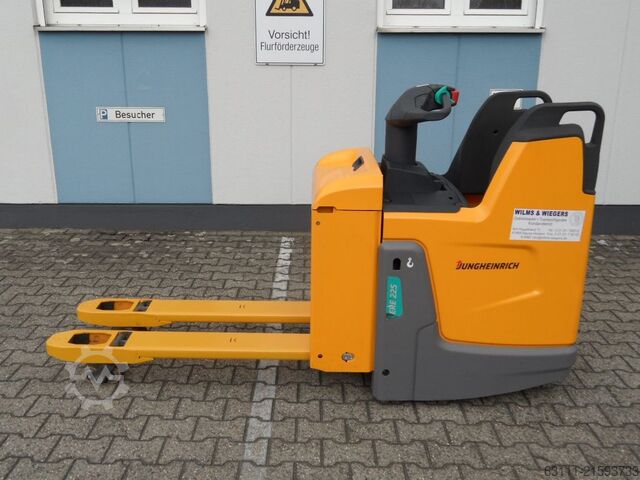 Niederhubwagen Jungheinrich ERE 225 - feste Plattform - 2025 - wenig Stunden