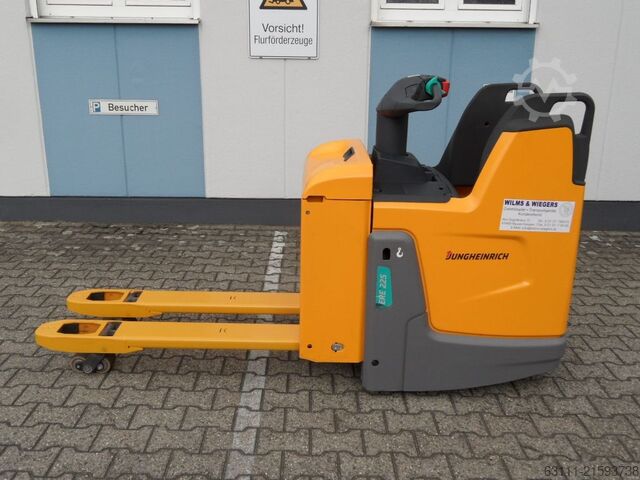 Niederhubwagen Jungheinrich ERE 225 - feste Plattform - 2025 - wenig Stunden