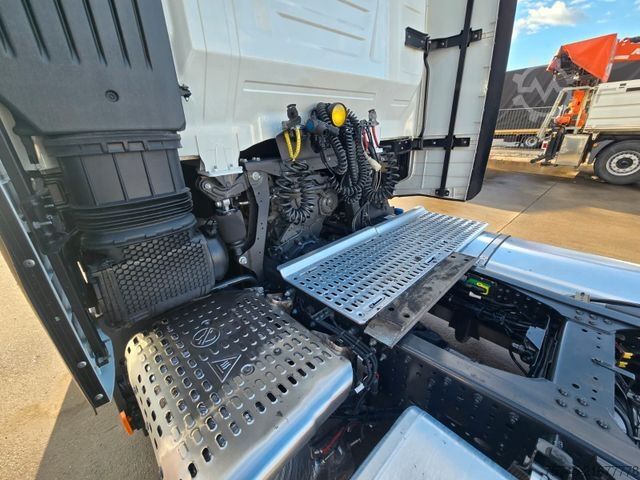 Standard tractor unit IVECO S-WAY 530 * ACC * VOLLLUFT * 2X TANK * KLIMAAUT