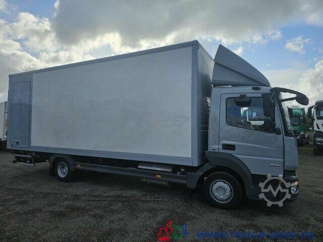 Transporter mit Koffer Mercedes-Benz Atego 818 Lang LBW MBB 1.000kg Seitentür rechts