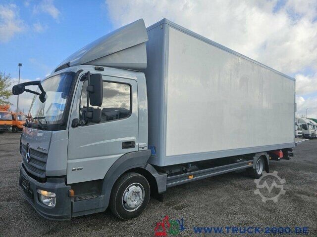 Transporter mit Koffer Mercedes-Benz Atego 818 Lang LBW MBB 1.000kg Seitentür rechts