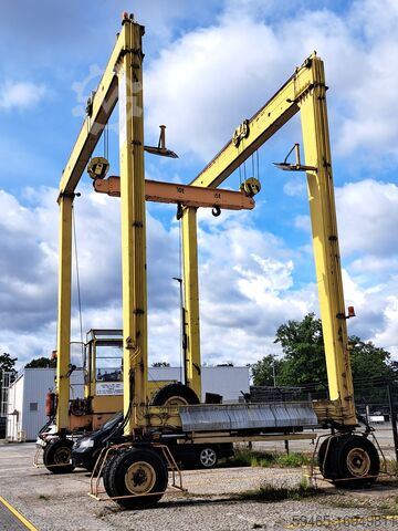 Luftbereifter Portalkran (RTG) TEICHMANN