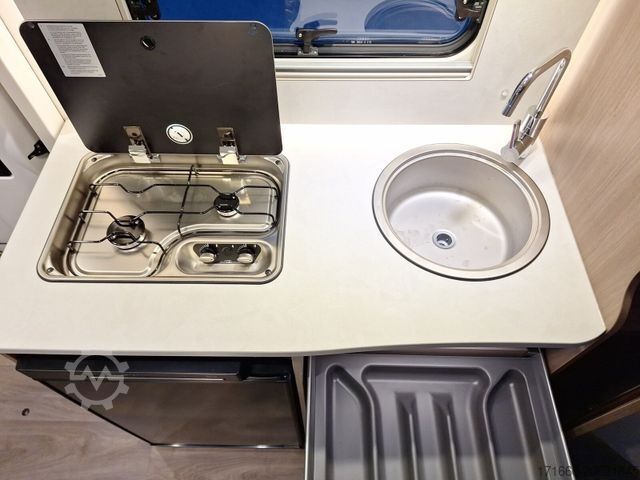 Semi-integrated camper CARADO T 135 Hubbett