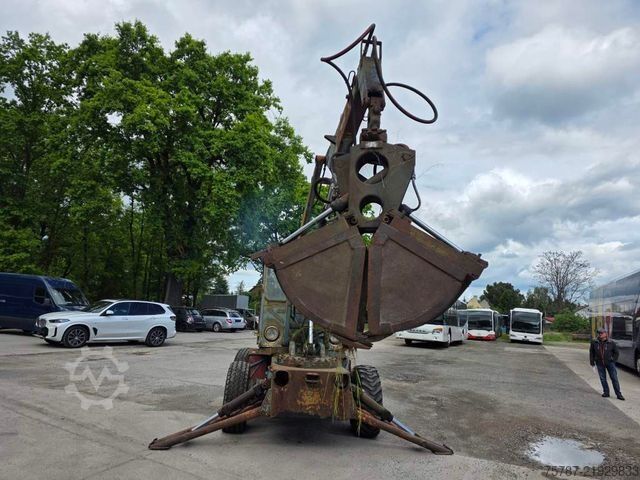 Mobile excavator  Craiova IH Radbagger ( Romania ) mit 2 Schalengr