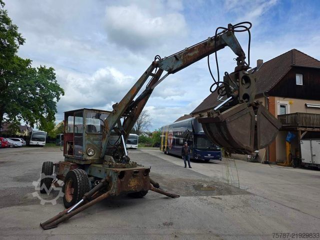 Mobile excavator  Craiova IH Radbagger ( Romania ) mit 2 Schalengr