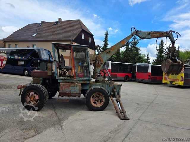 Mobile excavator  Craiova IH Radbagger ( Romania ) mit 2 Schalengr