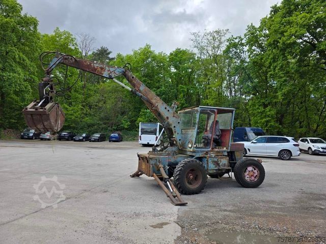 Mobile excavator  Craiova IH Radbagger ( Romania ) mit 2 Schalengr