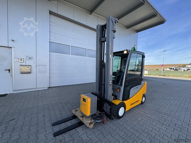 Electric - 4 wheels Jungheinrich EFG320 + Ladegerät 3753--EK