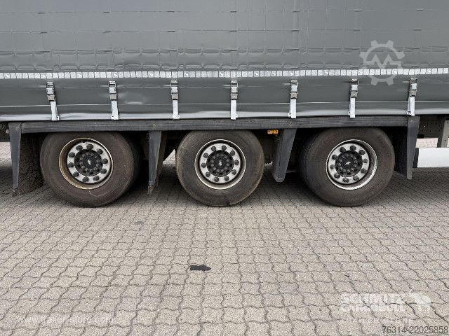 Auflieger mit Pritsche & Plane Schmitz Cargobull Curtainsider Mega Getränke