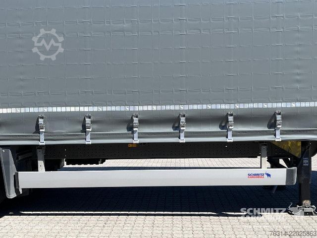 Auflieger mit Pritsche & Plane Schmitz Cargobull Curtainsider Mega Getränke
