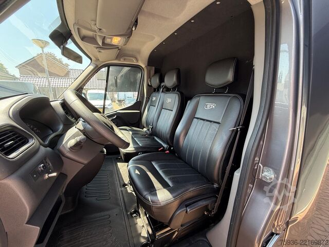 Horse transportation Renault Master STX S3 Paardenwagen Hengsten uitvoering ...