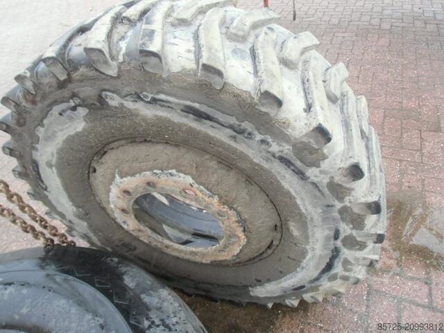 Rad mit Reifen  Kraanband