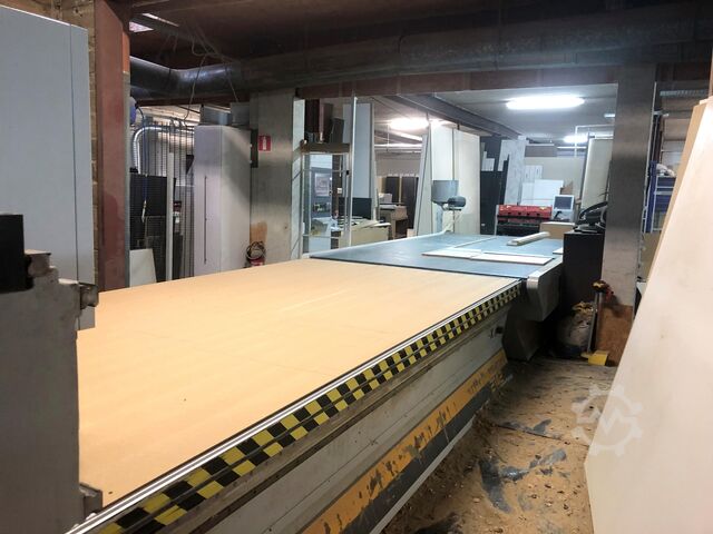 Bearbeitungszentrum mit Durchlauf AES RAPTOR 2142