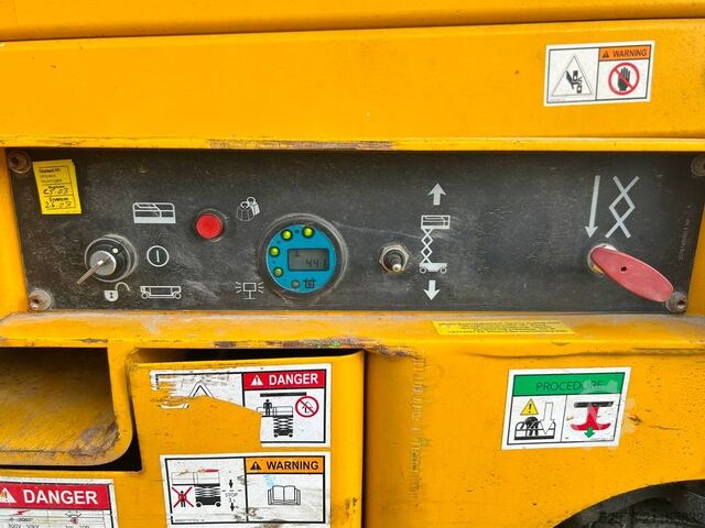 Scherenhebebühne Haulotte Compact 12