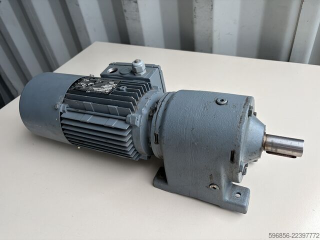 SEW-EURODRIVE R40 DT80K4/BMG gear motor 0.55 kW 53 rpm Brake 230 V 3 Motoreduktor SEW-EURODRIVE R40 DT80K4/BMG 0,55 kW 53 obr./min Hamulec 230 V 3 Motoreduktor SEW-EURODRIVE R40 DT80K4/BMG 0,55 kW 53 obr./min Hamulec 230 V 3