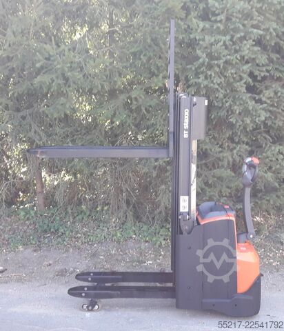 Manual stacker TOYOTA SWE 140 L