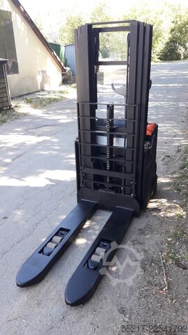 Manual stacker TOYOTA SWE 140 L