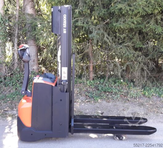 Manual stacker TOYOTA SWE 140 L