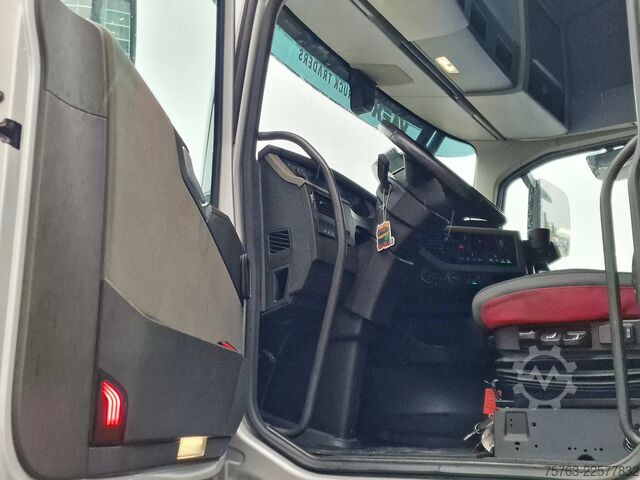 Standard-SZM Volvo FH 13.460 Globetrotter 6x2/4 - Full air - Steer...