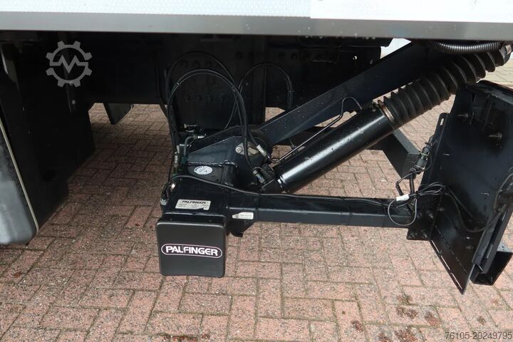 Box body MAN TGX 26.500 6x2 Bak + Klep 3000 KG, FULL AIR SUS...