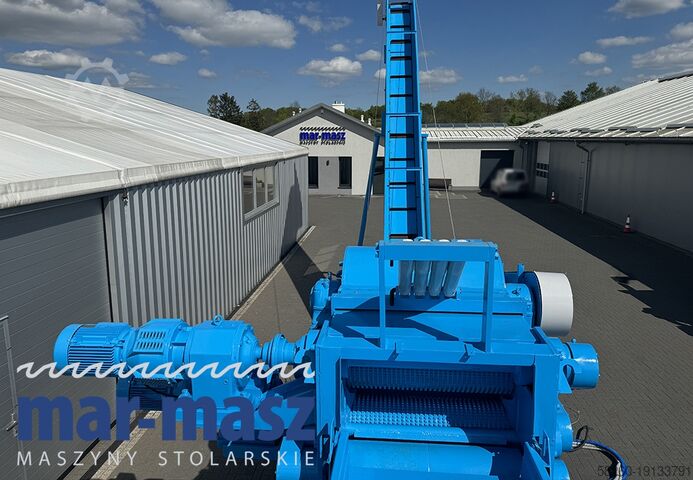 Holzhacker Schredder KLOCKNER 900×180 HS 4 WT z przenośnikiem łańcuchowym typu redler