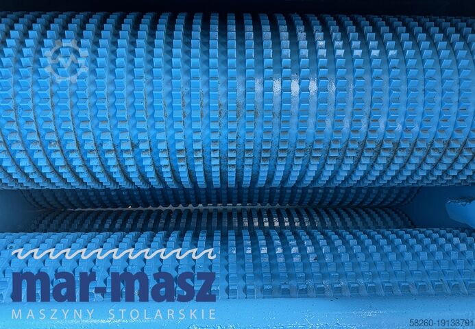 Holzhacker Schredder KLOCKNER 900×180 HS 4 WT z przenośnikiem łańcuchowym typu redler