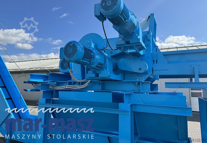 Holzhacker Schredder KLOCKNER 900×180 HS 4 WT z przenośnikiem łańcuchowym typu redler
