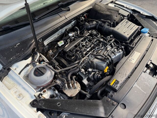 Kleinbus VW Passat Variant 1.6 TDI 88 KW Motorschaden.....