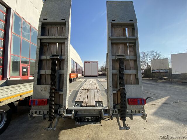 Low loader trailer Möslein TO 3 F Schwebheim  Neuwertig 3 Achs Tieflader 8,10 m Ladefläche