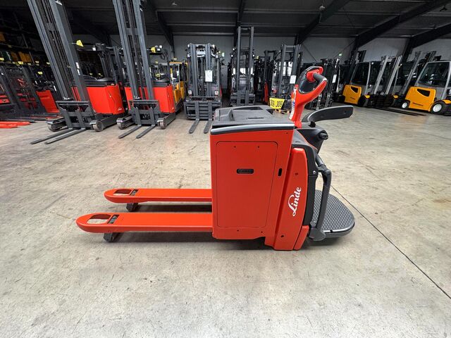 Low lift pallet truck, 2,419 operating hours Linde T20AP
